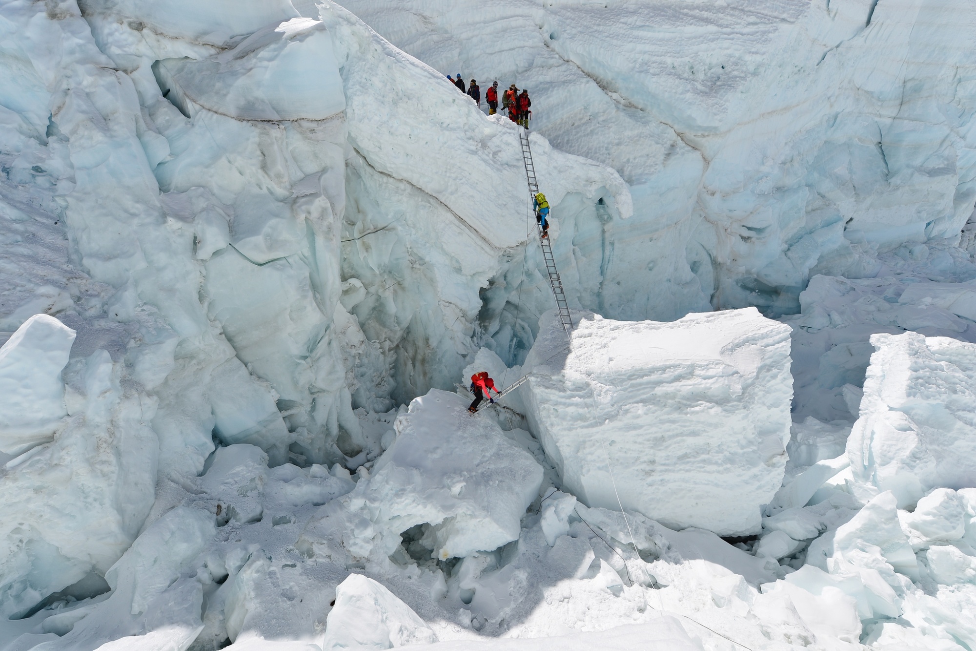 高海拔徒步受热捧：亲历者口述生死瞬间业内曝“专业线路”暗藏风